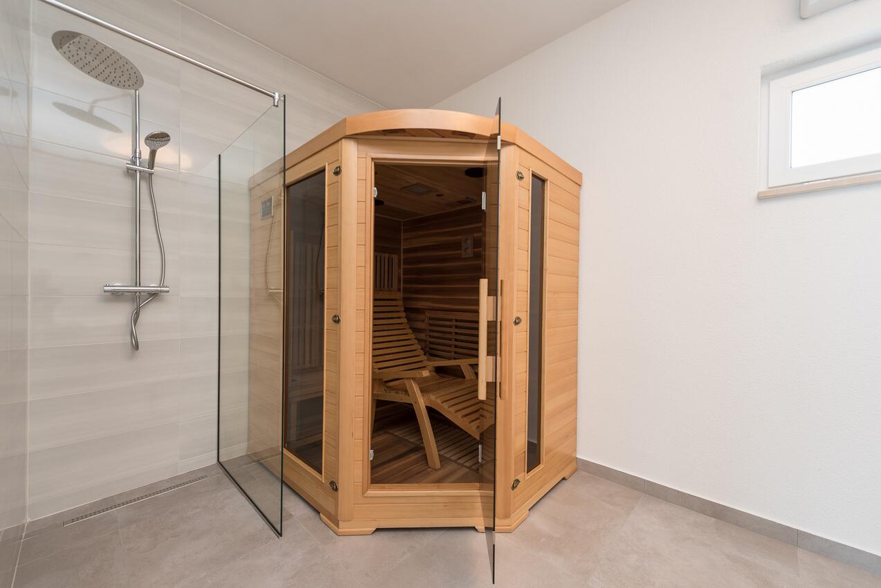 Curte - Vilă de lux cu piscină Vir