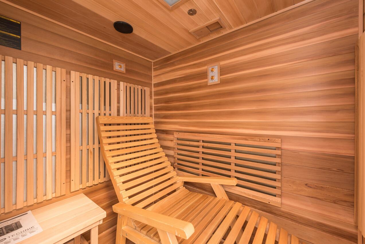 Curte - Vilă de lux cu piscină Vir