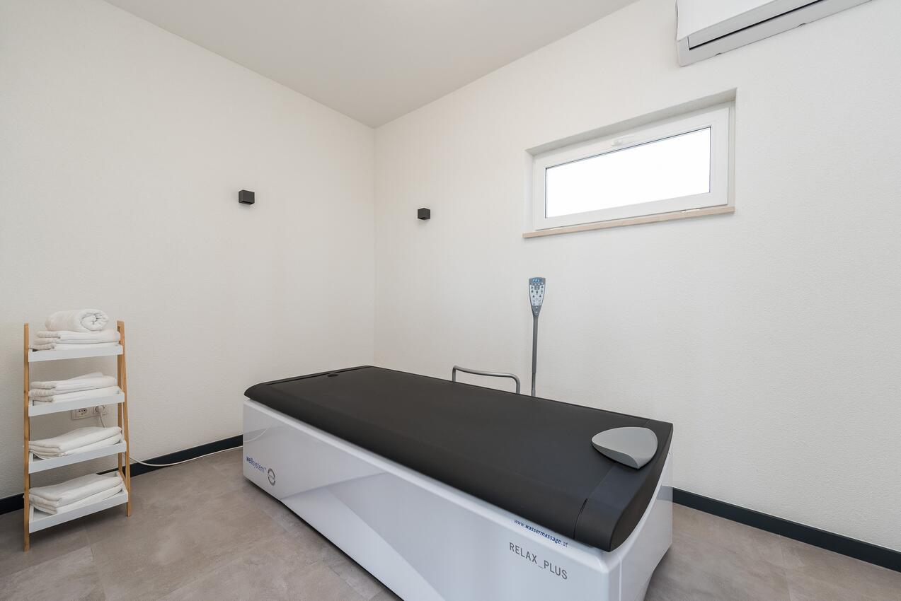 Curte - Vilă de lux cu piscină Vir