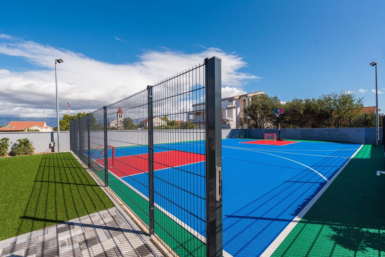 Curte - Vilă de lux cu piscină Vir