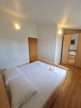 Ferienwohnungen mit Parkplatz Murter - 18630