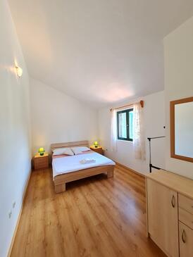 Apartments with parking space Murter - 18630