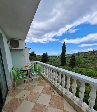 Apartments with parking space Murter - 18630