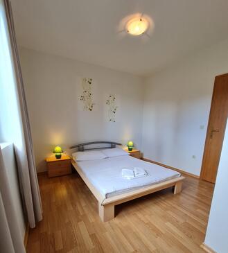 Apartments with parking space Murter - 18630