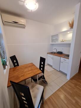 Apartments with parking space Murter - 18630