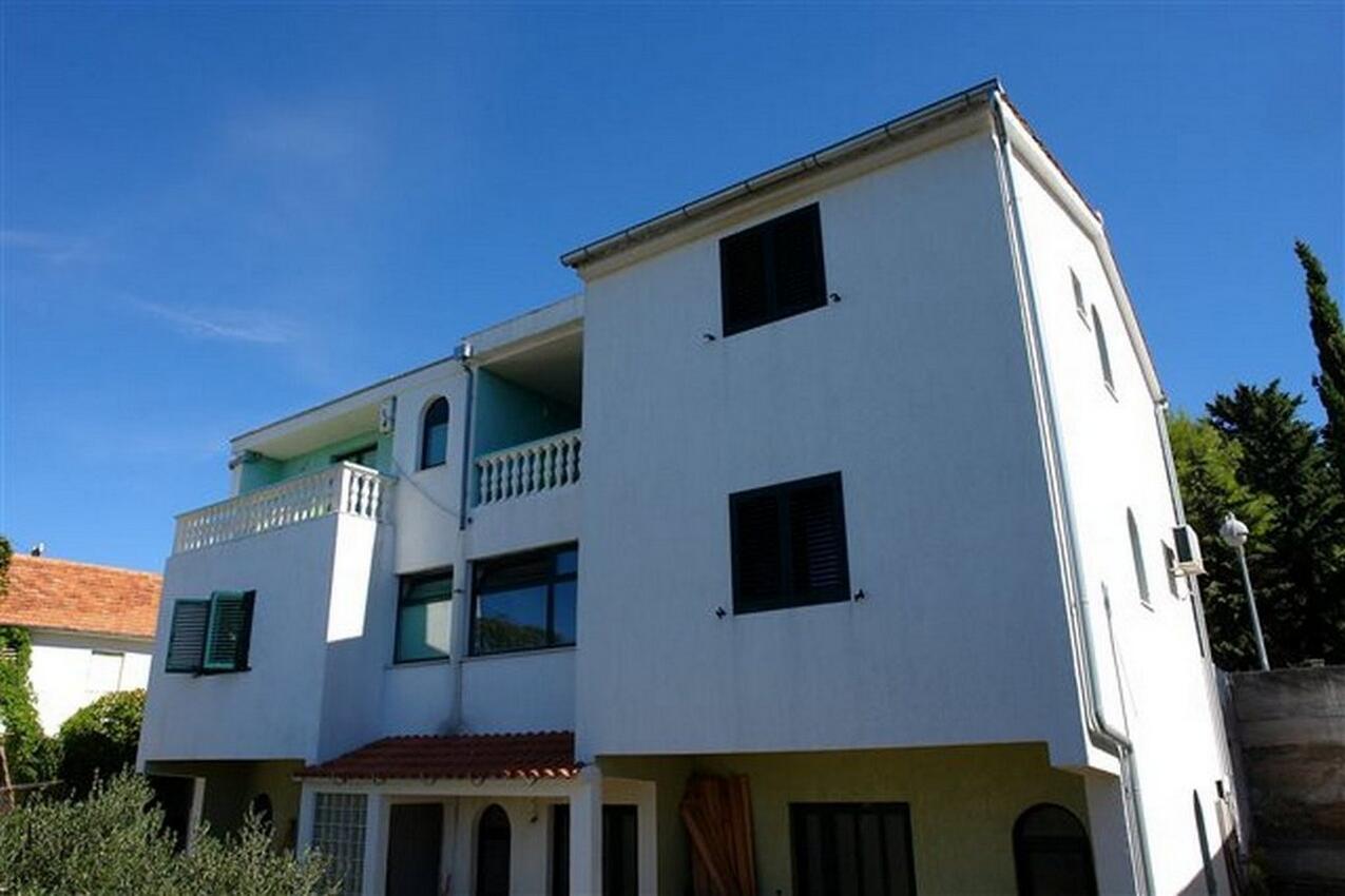 Apartments with parking spaces Murter - 18630
