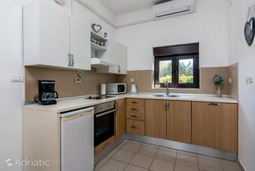 Apartments with parking space Fažana - 18639