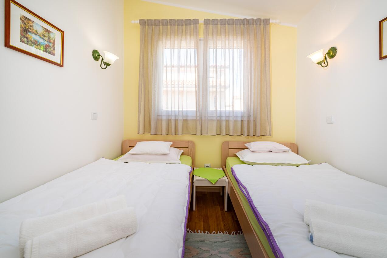 A-18652-a - Privatni smještaj - Apartmani uz more Privlaka, Zadar