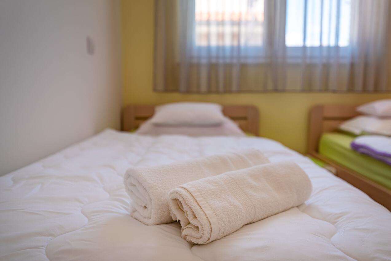 A-18652-a - Privatni smještaj - Apartmani uz more Privlaka, Zadar