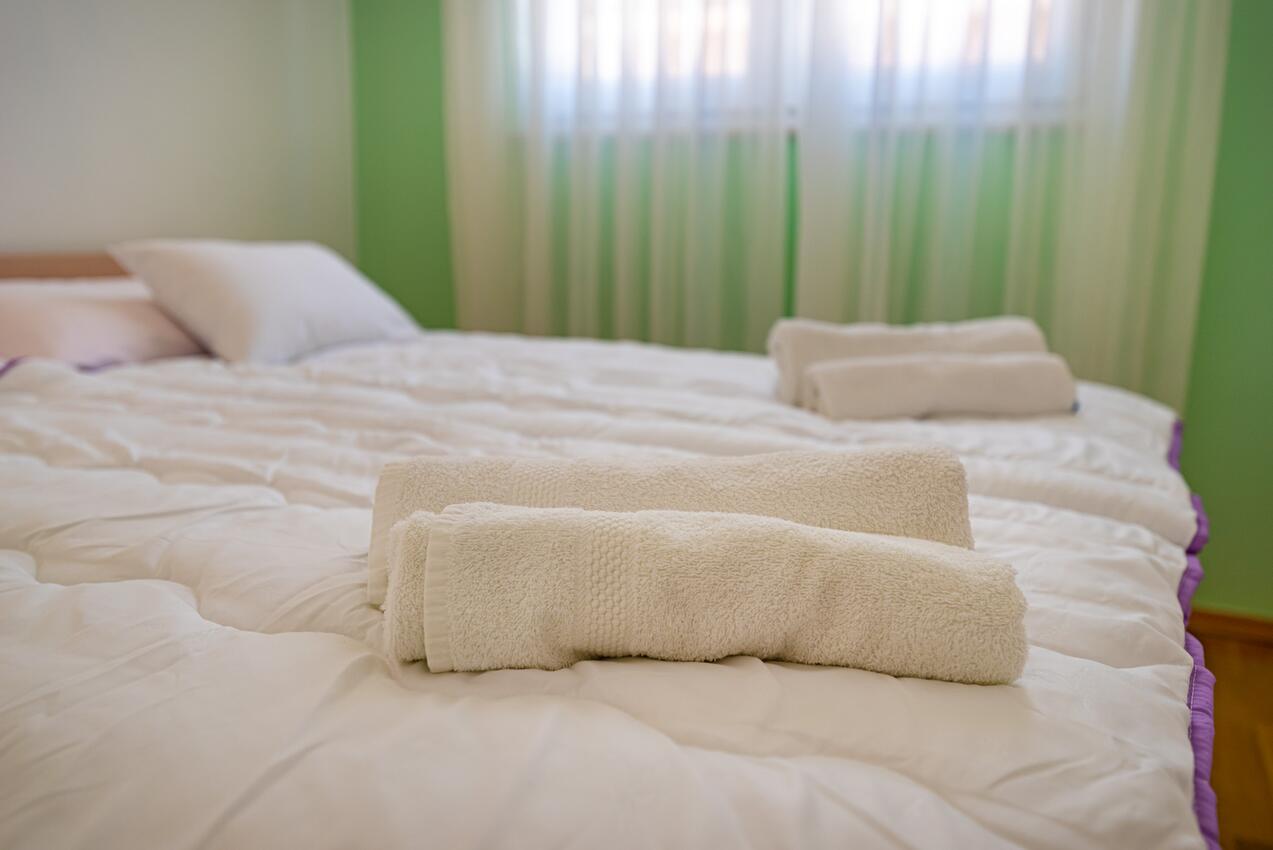 A-18652-a - Privatni smještaj - Apartmani uz more Privlaka, Zadar