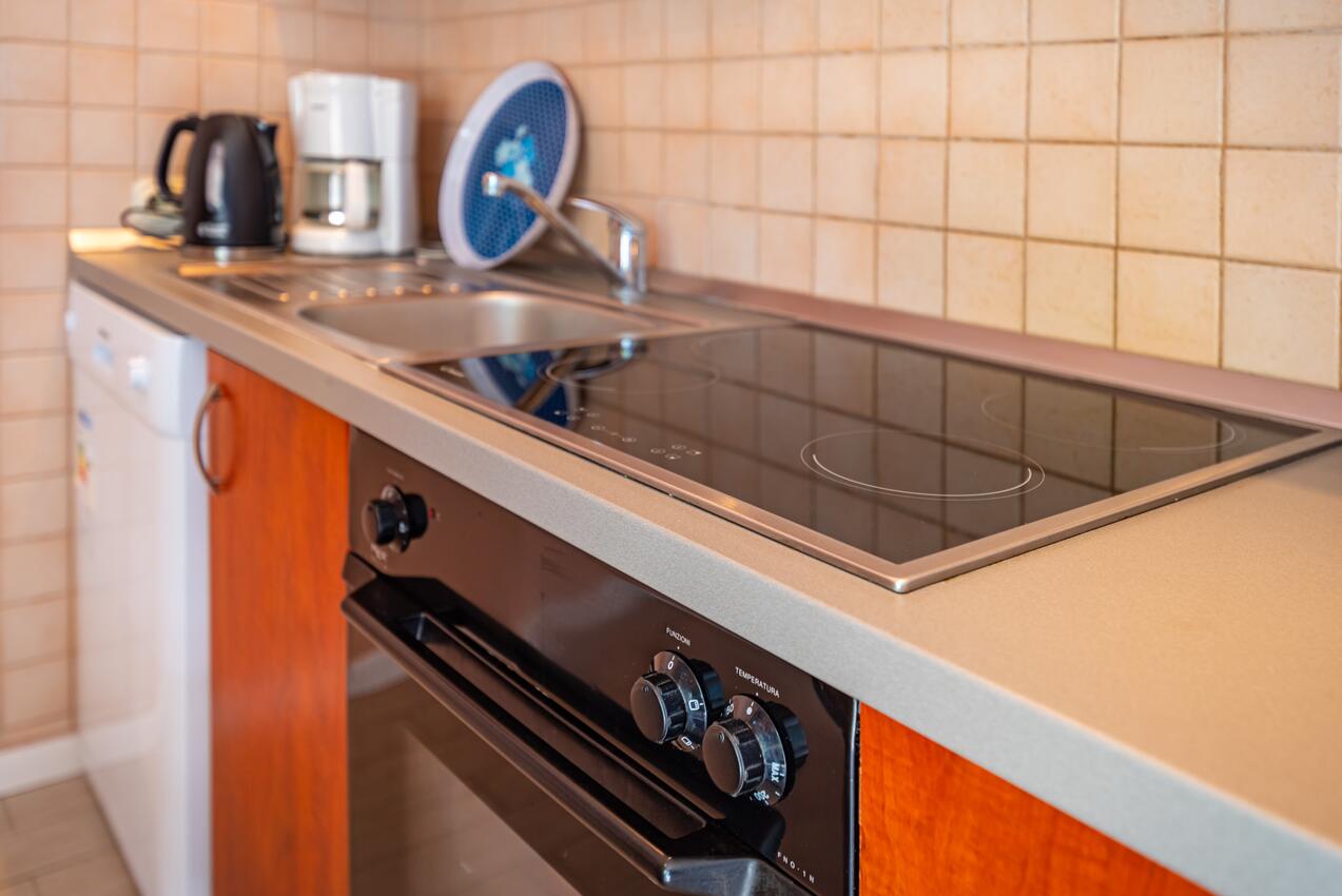 A-18652-a - Privatni smještaj - Apartmani uz more Privlaka, Zadar