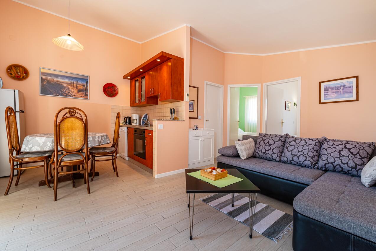 A-18652-a - Privatni smještaj - Apartmani uz more Privlaka, Zadar