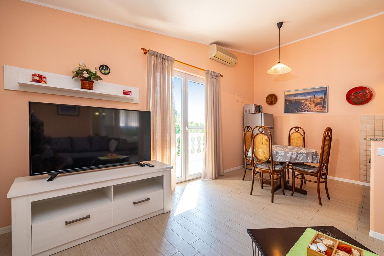A-18652-a - Privatni smještaj - Apartmani uz more Privlaka, Zadar