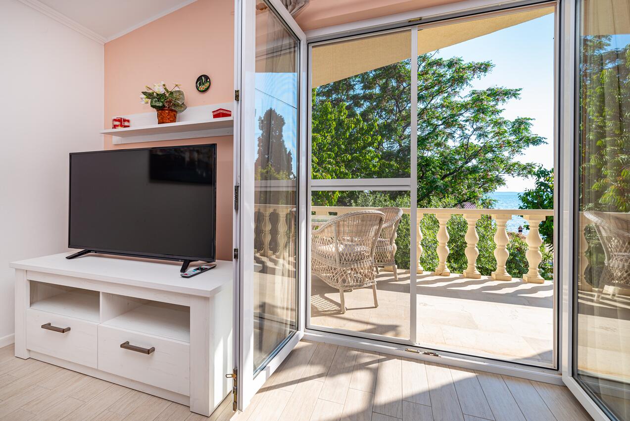 A-18652-a - Privatni smještaj - Apartmani uz more Privlaka, Zadar