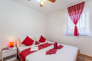 Family-friendly apartments with swimming pool Stanići, Omiš - 18676