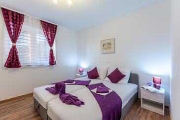 Family-friendly apartments with swimming pool Stanići, Omiš - 18676