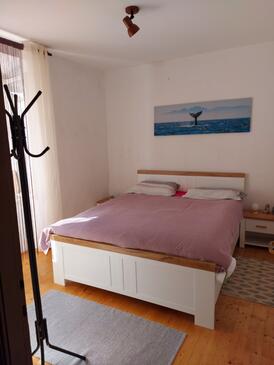 Apartments by the sea Veli Iž, Iž - 18697