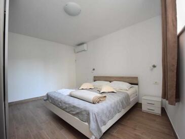 Apartments by the sea Murter - 18779