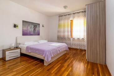 Apartments with parking space Pakoštane, Biograd - 18782