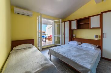 Apartments with parking space Makarska - 18898