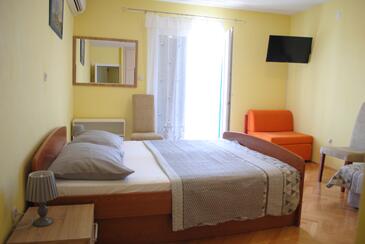 Apartments with parking space Makarska - 18898