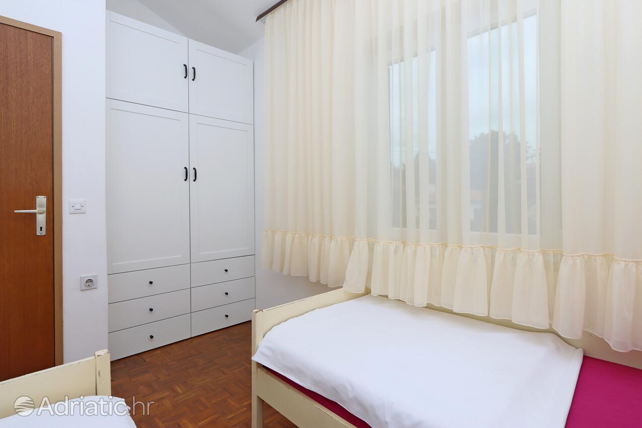 A-18967-a - Zasebna namestitev - Apartmaji s parkingom Pinezići, Krk