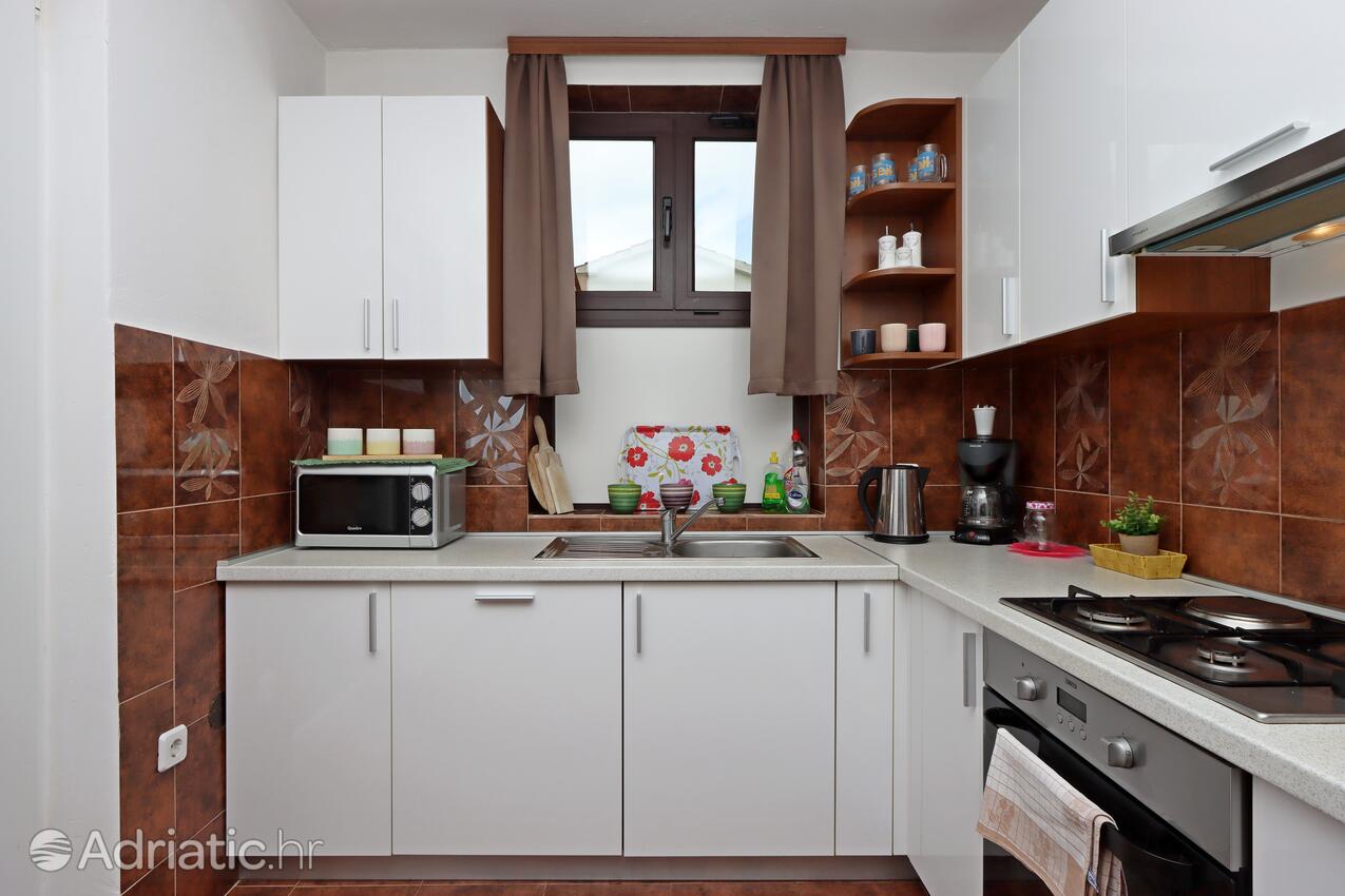 A-18967-a - Zasebna namestitev - Apartmaji s parkingom Pinezići, Krk