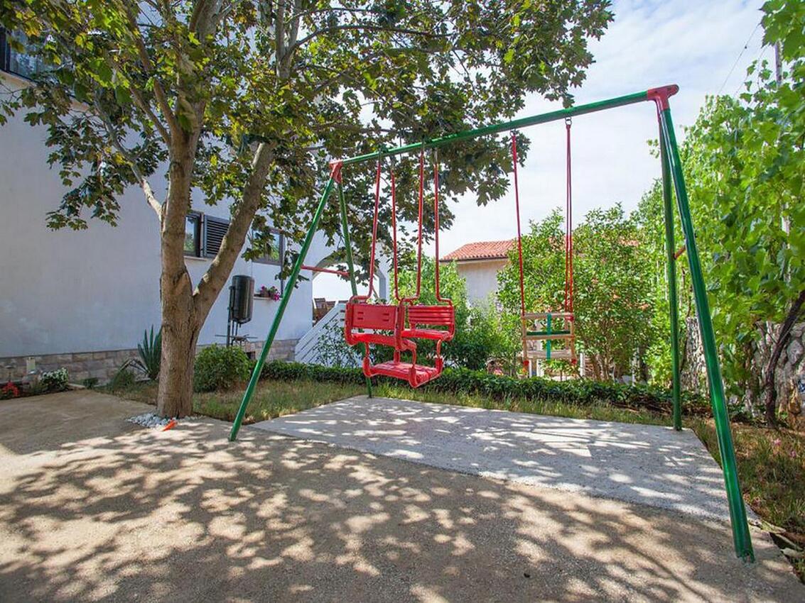 Dvorišče - Apartmaji s parkingom Pinezići, Krk