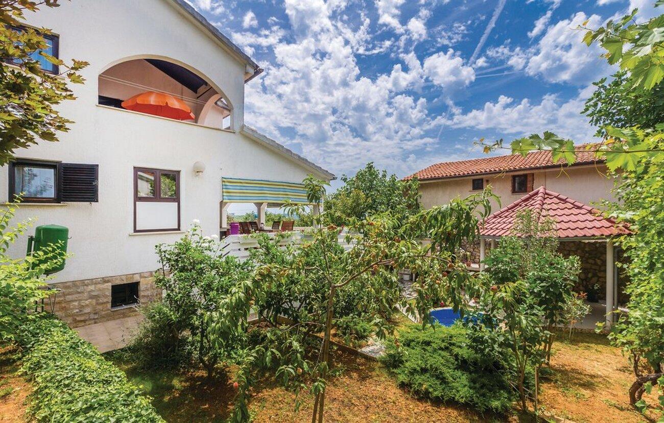 Dvorišče - Apartmaji s parkingom Pinezići, Krk