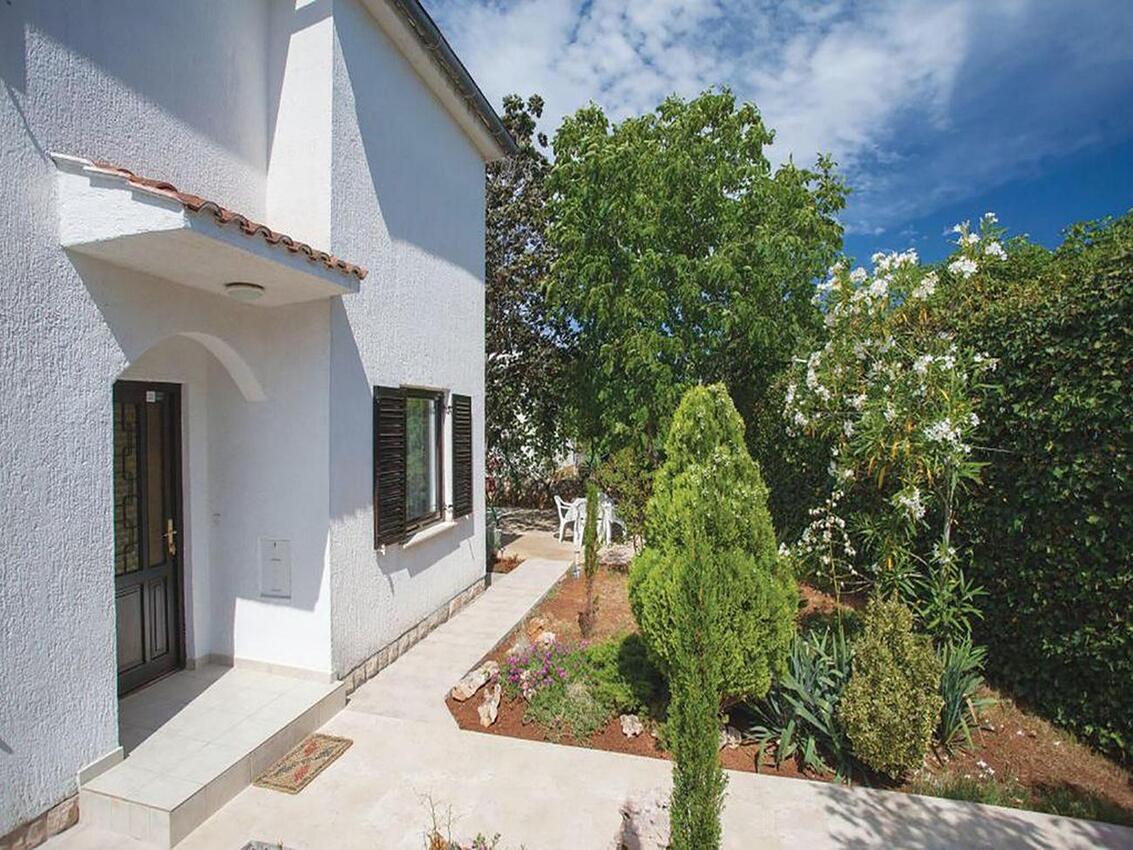 Dvorišče - Apartmaji s parkingom Pinezići, Krk