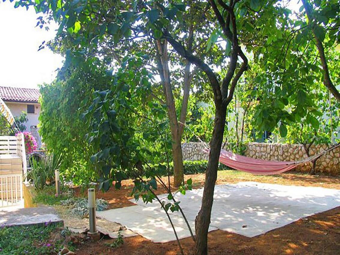 Dvorišče - Apartmaji s parkingom Pinezići, Krk
