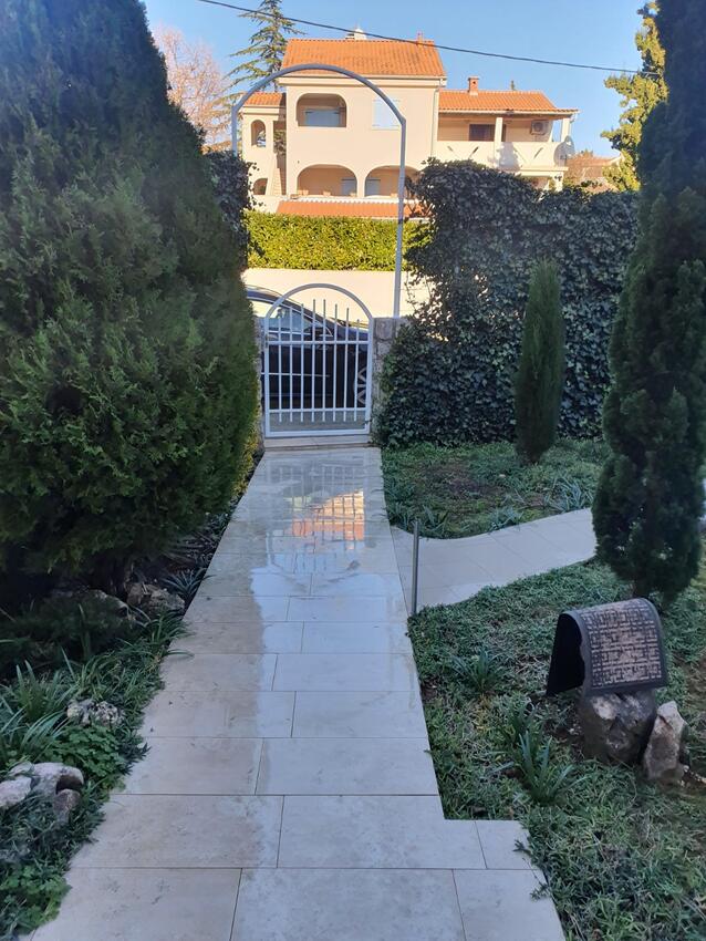 Dvorišče - Apartmaji s parkingom Pinezići, Krk