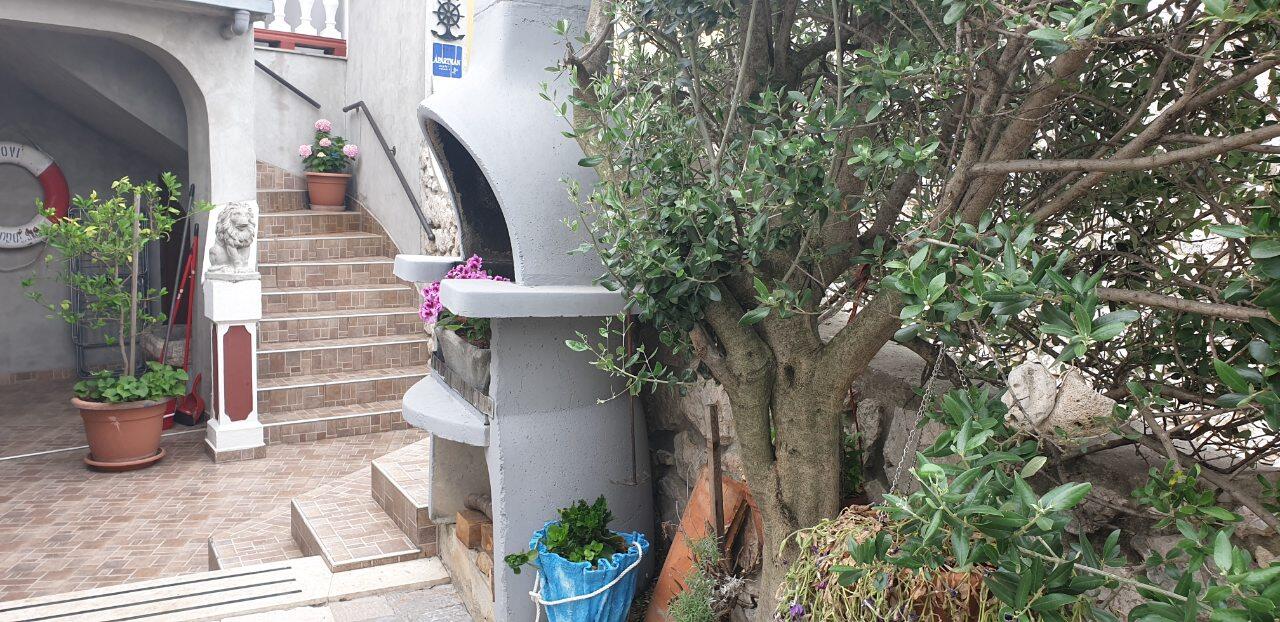 Courtyard - Apartments with a parking space Novi Vinodolski