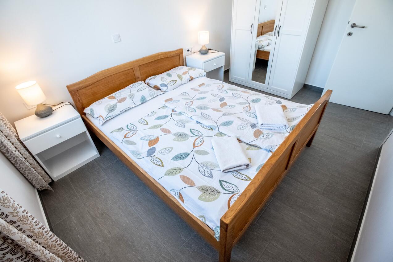 A-18979-a - Private accommodation - Apartments with a parking space Pakoštane, Biograd