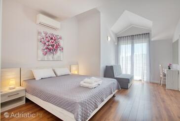 Apartamente cu piscină potrivite pentru familiile cu copii Pirovac, Sibenik - 18998