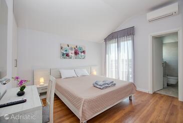 Apartamente cu piscină potrivite pentru familiile cu copii Pirovac, Sibenik - 18998