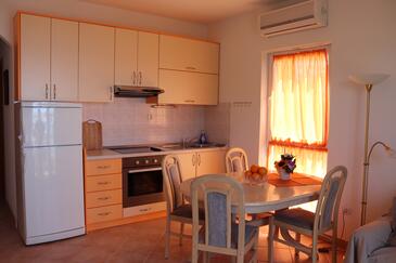 Apartments with parking space Makarska - 19009