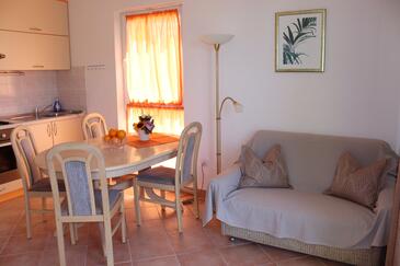 Apartments with parking space Makarska - 19009