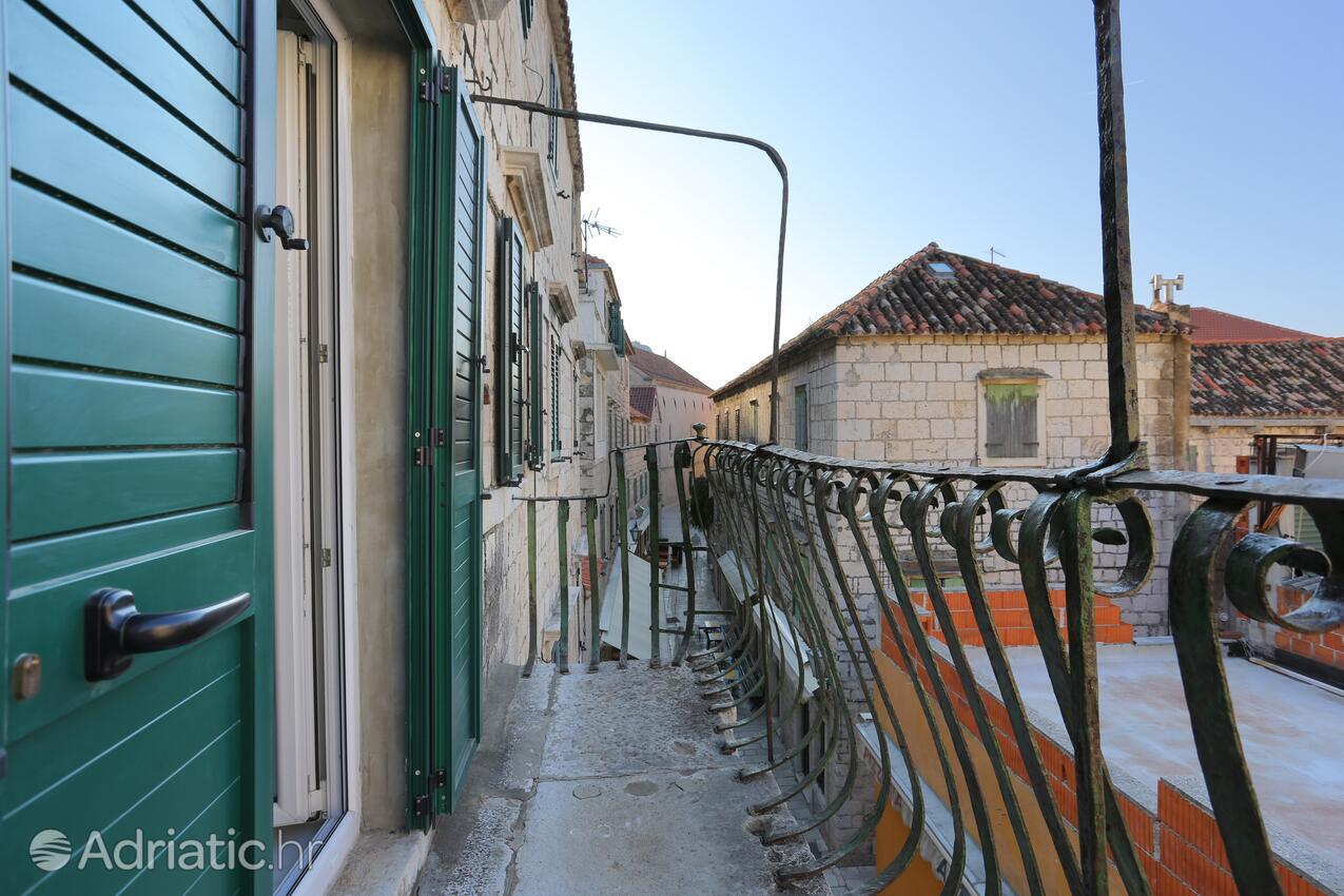 Apartments with parking space Omiš - 19051