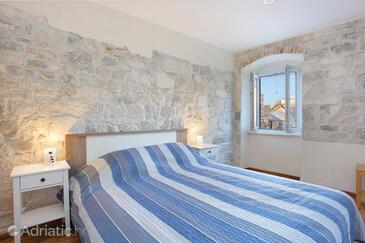 Apartments with parking space Omiš - 19051