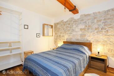 Apartments with parking space Omiš - 19051