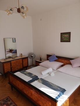 Apartments with parking space Novi Vinodolski - 19057