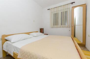 Apartments with parking space Rogoznica - 19064