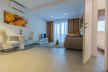 Family-friendly apartments with swimming pool Makarska - 19147