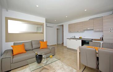 Family-friendly apartments with swimming pool Makarska - 19147