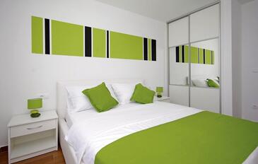 Family-friendly apartments with swimming pool Makarska - 19147