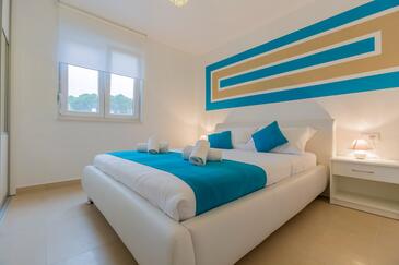 Family-friendly apartments with swimming pool Makarska - 19147