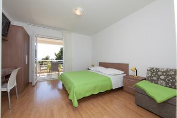 Apartments by the sea Brela, Makarska - 19205