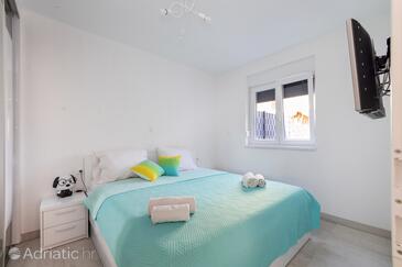 Apartments with parking space Trogir - 19213