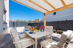 Two bedroom apartment Trogir (A-19213-a)